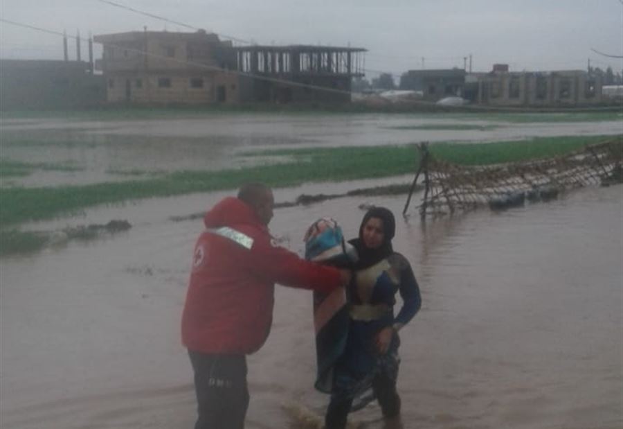 بالصورة: الصليب الأحمر يقوم بأعمال إغاثة في عكار 
