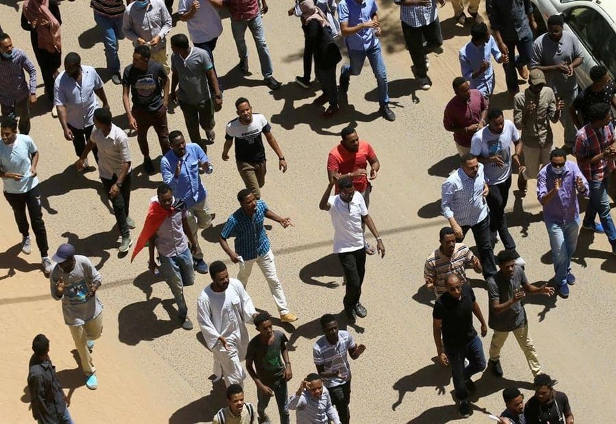 الأمن السوداني يبدأ فض اعتصام "وزارة الدفاع".. والجيش يتدخل