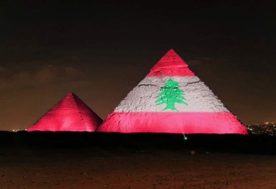 بالصور: إضاءة الأهرامات وبرج خليفة بالعلم اللبناني بالصور: إضاءة الأهرامات وبرج خليفة بالعلم اللبناني