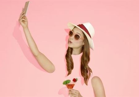 "السيلفي" غواية النرجسيين