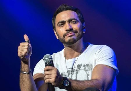 غموض يكتنف صحة تامرحسني وسفر مفاجئ إلى أميركا