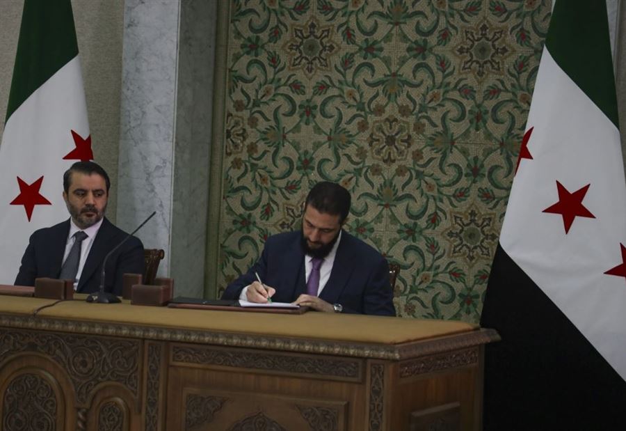 الإعلان الدستوري السوري الجديد يثير جدلاً واسعًا
