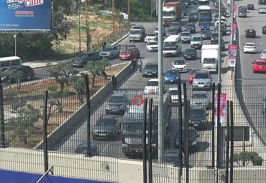 بالصورة: تعطل شاحنة على اوتوستراد الصياد 