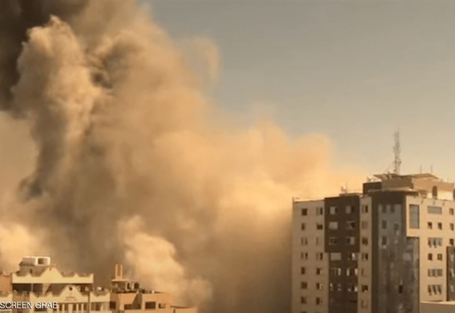 بالفيديو: لحظة إنهيار برج الجلاء في غزة