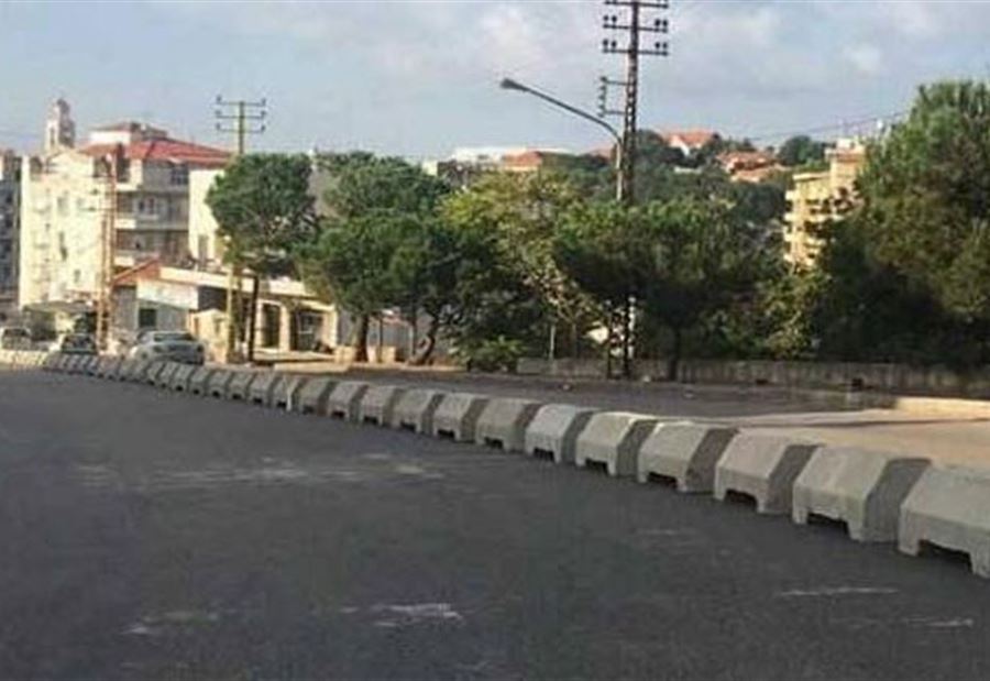 مجهولون حطّموا الفواصل في وسط الطريق