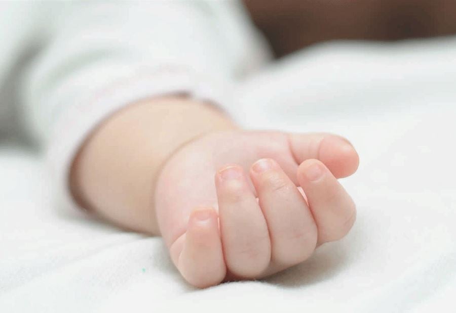 في المنية... رضيع قرب حاوية للنفايات