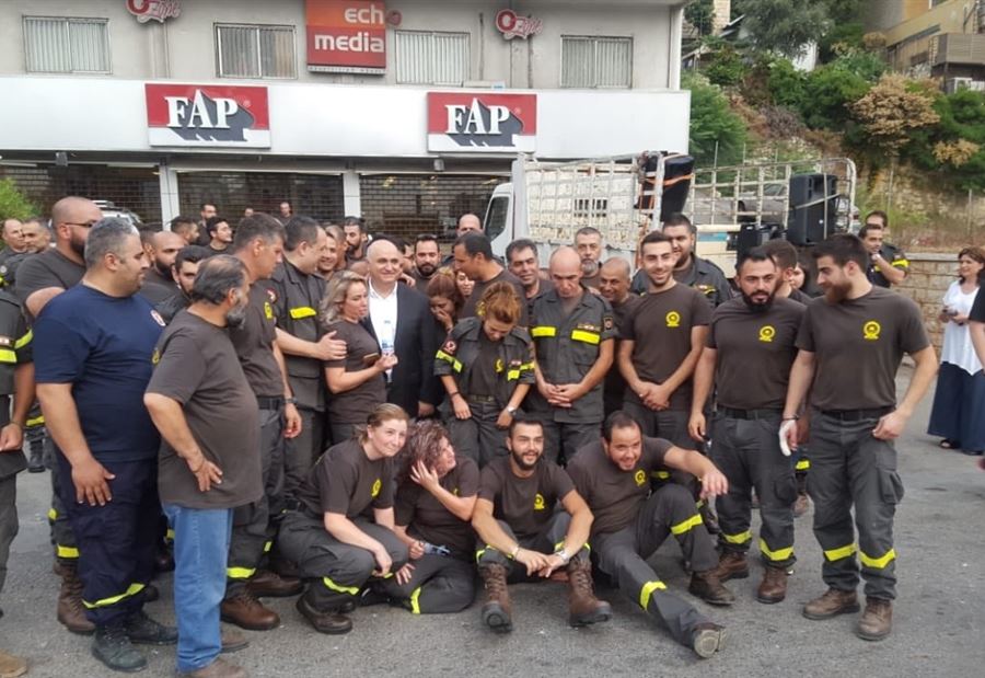 بالصور: إعتصام للدفاع المدني في جونيه... ونواب يتضامنون