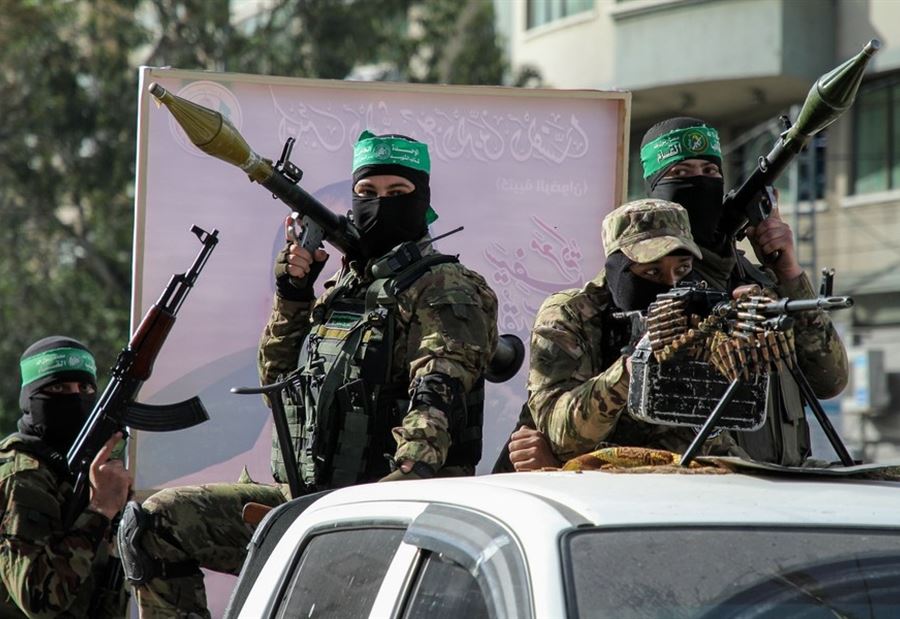 بسبب عينَيه ويدَيه... عنصر من "القسّام" يثير جدلاً وتفاعلاً!