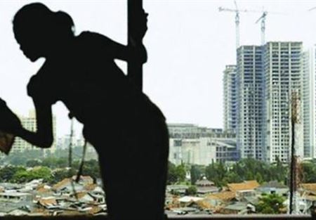  خادمة تعود لبلادها بعد عملها 15 عاماً دون رواتب