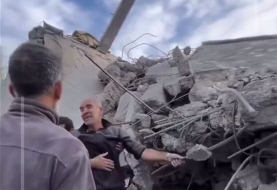 دُمّر على رؤوس أبنائه... أبٌ فلسطيني يرفض ترك أنقاض منزله! (فيديو) دُمّر على رؤوس أبنائه... أبٌ فلسطيني يرفض ترك أنقاض منزله! (فيديو)