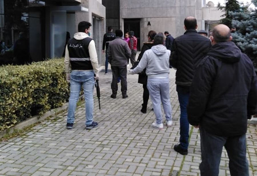 بالصور: تنظيم المواطنين أمام الصرافات الآلية في البقاع 