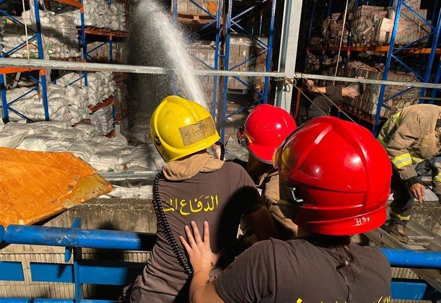 "إنفجار المرفأ"... الدفاع المدني يواصل مهامه "إنفجار المرفأ"... الدفاع المدني يواصل مهامه