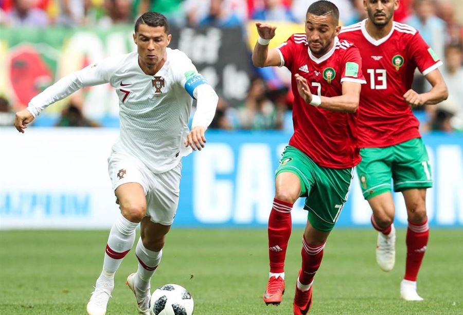 "على بعد خطوة"... النجم المغربي إلى جانب رونالدو