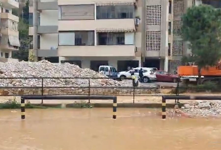 الأمطار الغزيرة تتسبّب بفيضان النهر في انطلياس (فيديو) الأمطار الغزيرة تتسبّب بفيضان النهر في انطلياس (فيديو)