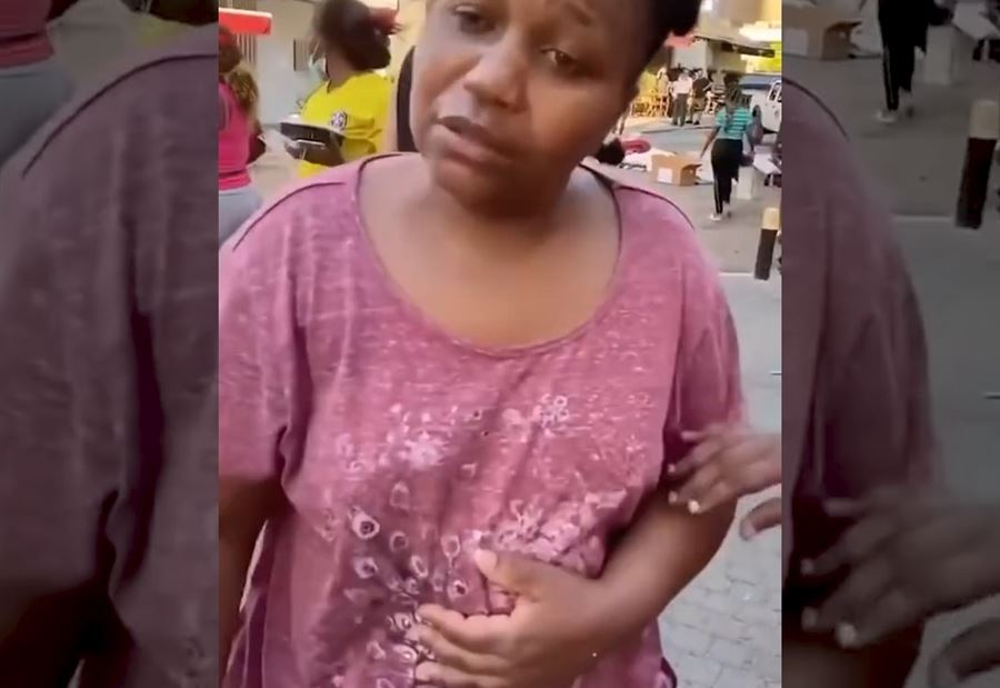 فيديو "مؤثر" في بيروت... سيدة تلقي "عاملة منزلية" في الشارع  فيديو "مؤثر" في بيروت... سيدة تلقي "عاملة منزلية" في الشارع