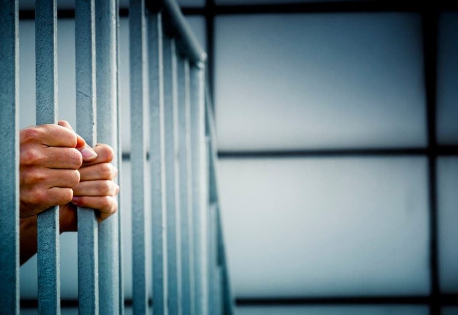 "هروب مطلوبين" إثنين من نظارة القاع