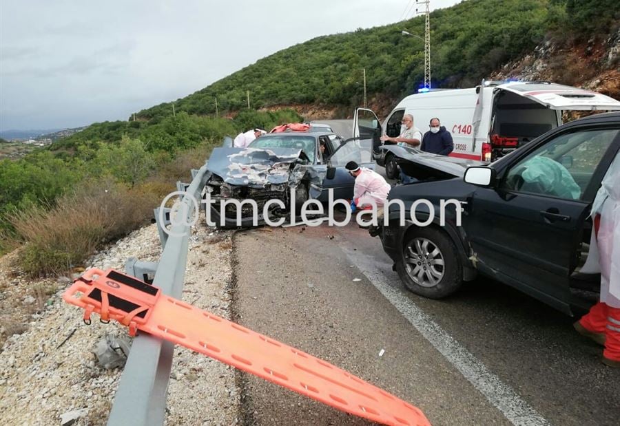 بالصور: 3 جرحى بحادث تصادم على طريق كفرفالوس