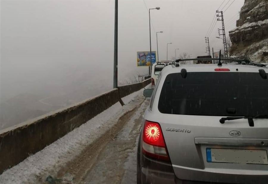 بالصور: مواطنون أسرى سياراتهم في صوفر وضهر البيدر