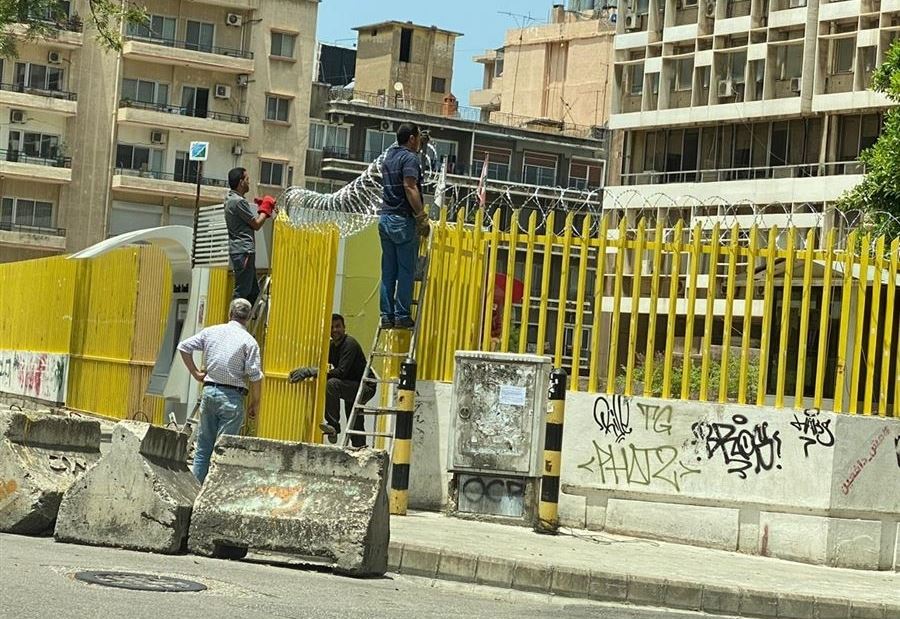 قاطيشه: تطويق شركة الكهرباء بسياج حديدي 