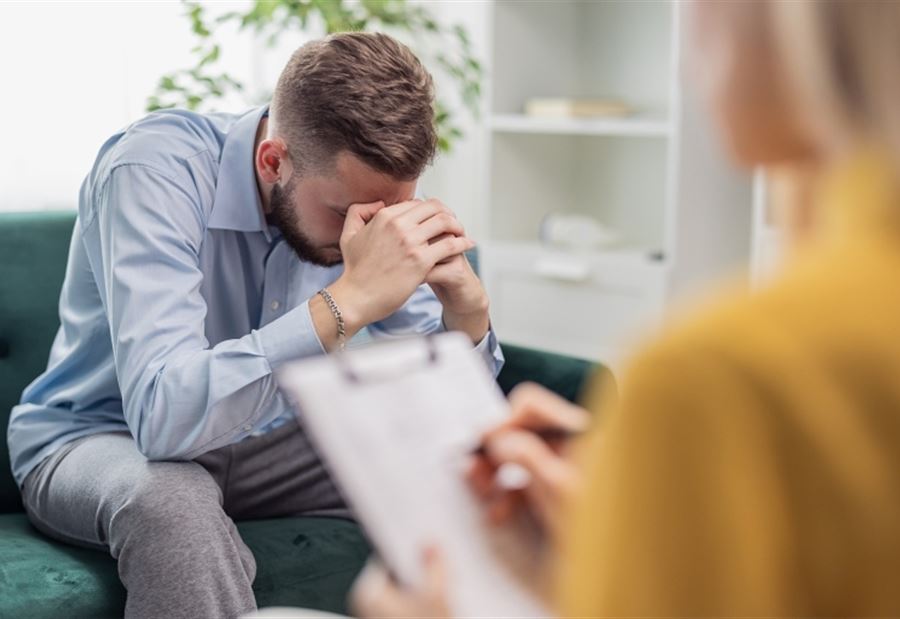 "Survivor's guilt" تضرب اللبنانيين... ومعالِجَة تكشف حجم المعانات!