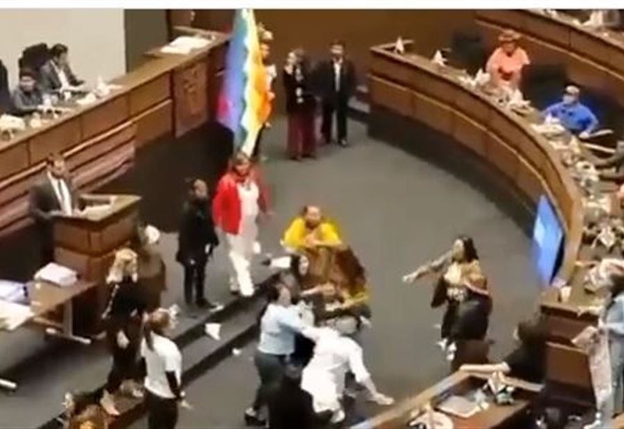 بالفيديو... ركلات وشد شعر داخل البرلمان البوليفي!