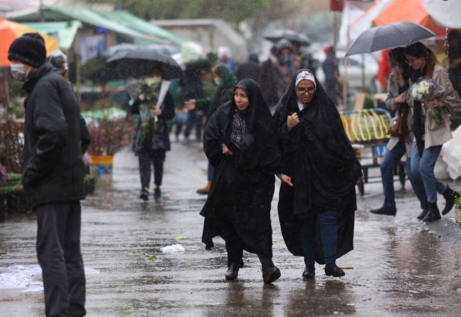 "بلا رأفة"... ملاحقة النساء غير المحجبات في إيران
