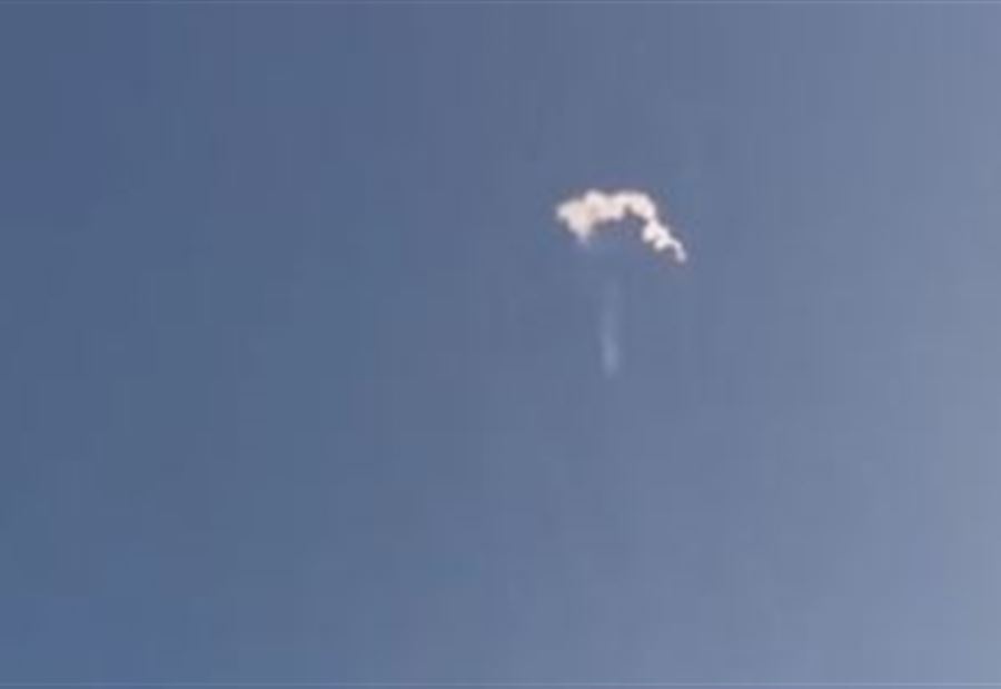 قنابل دخانية حارقة تتساقط فوق الميناء في طرابلس (فيديو)