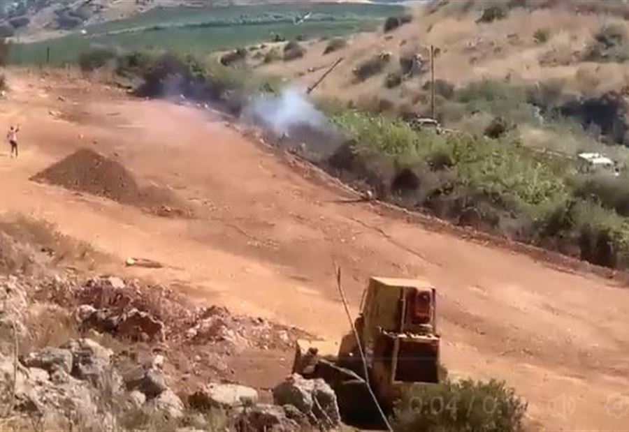 أثناء إجرائه تقريرًا... اسرائيل تلقي قنابل صوتية بقربه! (فيديو)