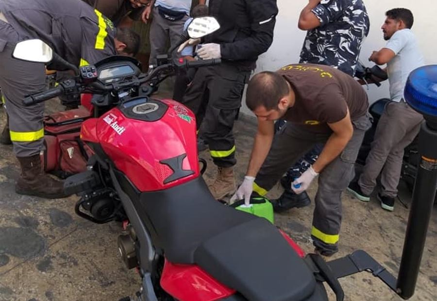 بالصور: نقل جريح في الروشة عبر الـ "Moto ambulance"