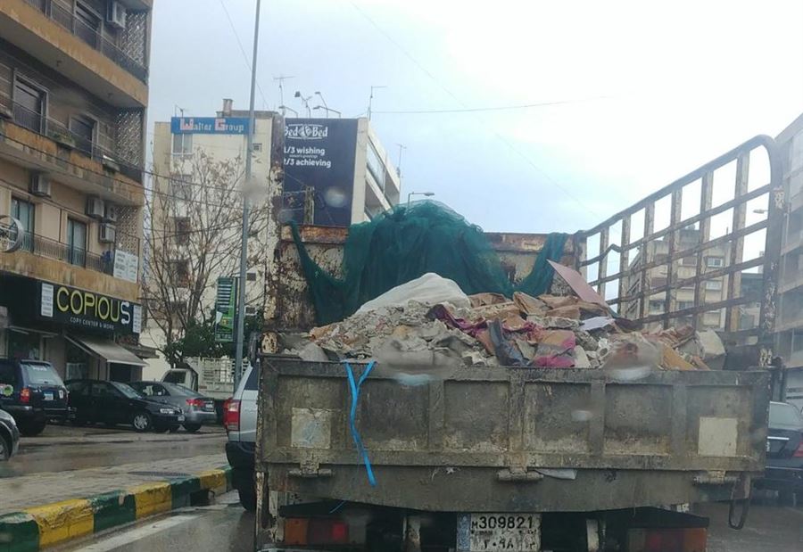 بالصورة: شاحنة تخالف قانون السير 