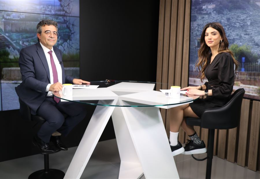 بالصّور: إطلالة "غريبة" لمستشار باسيل... والبطريرك "متفاجئ"!