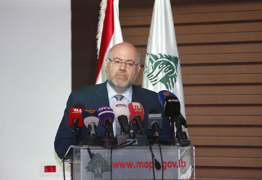 الأبيض: نَمُرّ في أوقات صعبة