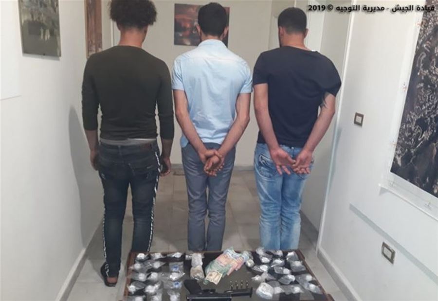 بالصور: توقيف 3 اشخاص في الكفاءات بحوزتهم كوكايين وكاريزول       