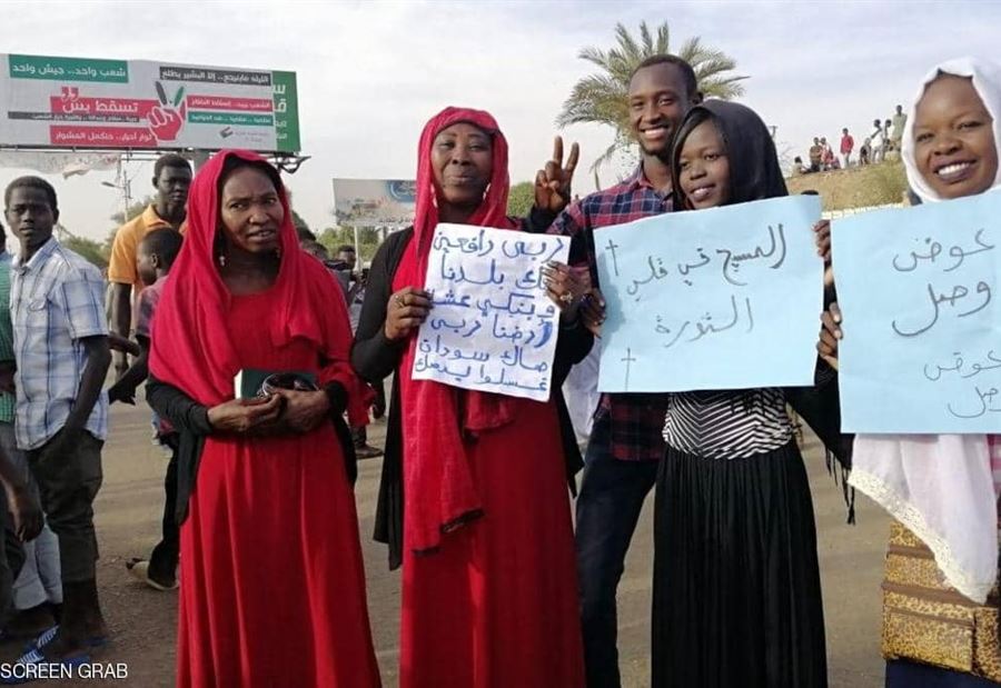 كنائس السودان تقيم قداس الأحد في "اعتصام القيادة"