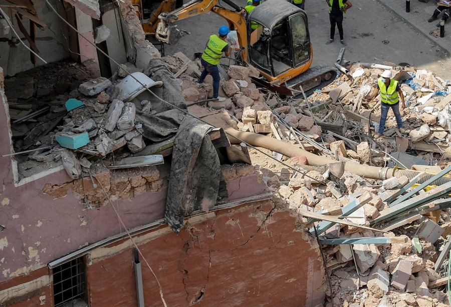 "التسويقُ لوجودِ مدنيين تحتَ الأنقاض"!