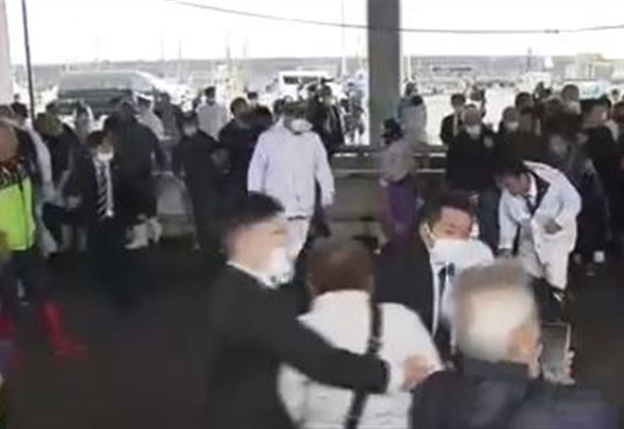 رعب وهلع خلال الخطاب... إجلاء رئيس حكومة اليابان بعد سماع دوي انفجار (فيديو)