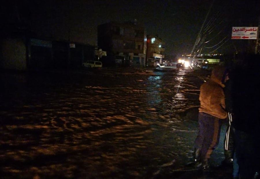 بالصور: إنقاذ مواطن جرفته مياه السيول