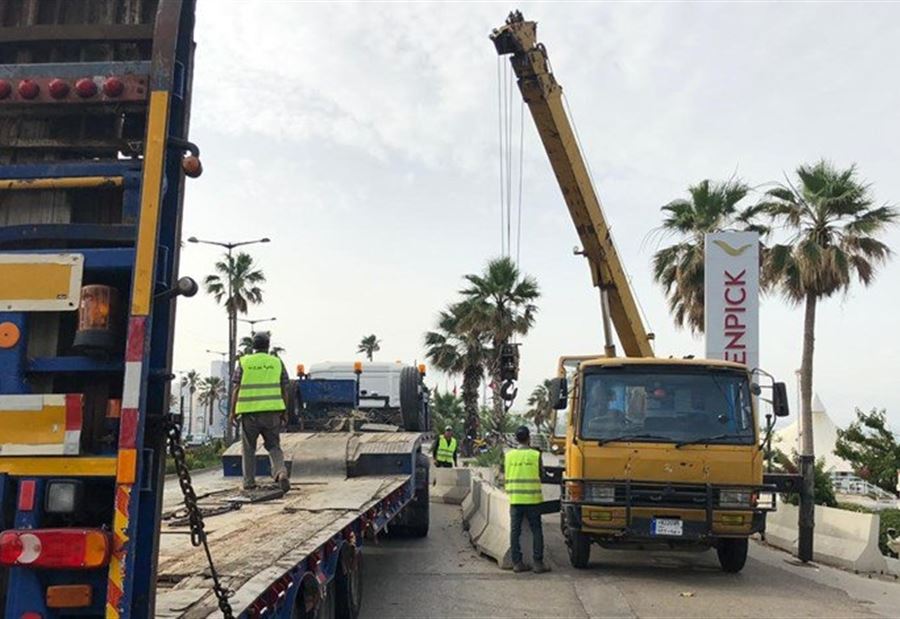 بدء أعمال ازالة العوائق وتنظيف شاطئ الرملة البيضاء