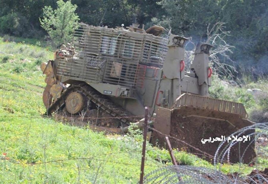 بالصور: اسرائيل تثبت شريطا شائكا قرب رميش