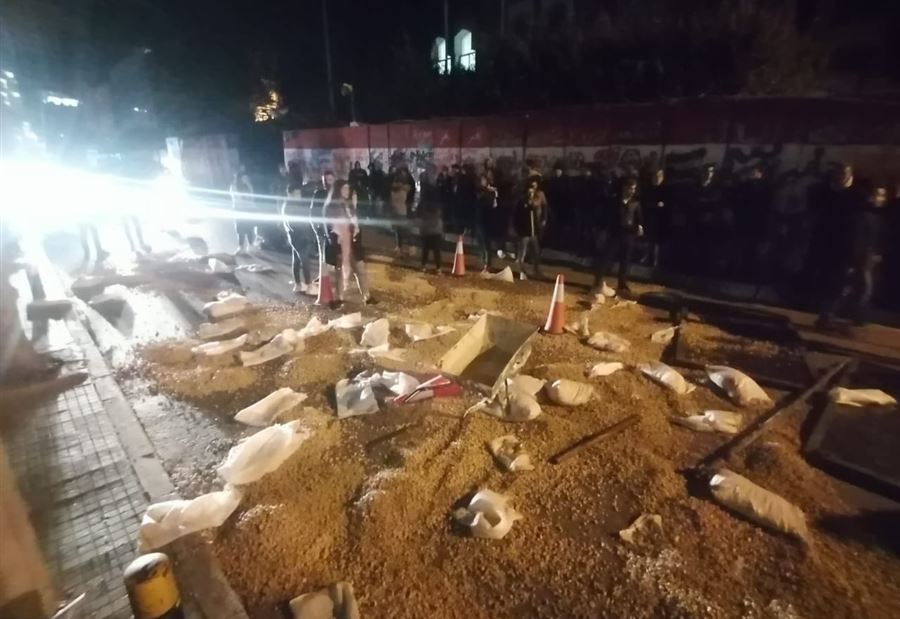 بالفيديو: اعتصام وتكسير الحاجز الخشبي أمام مصرف لبنان  بالفيديو: اعتصام وتكسير الحاجز الخشبي أمام مصرف لبنان