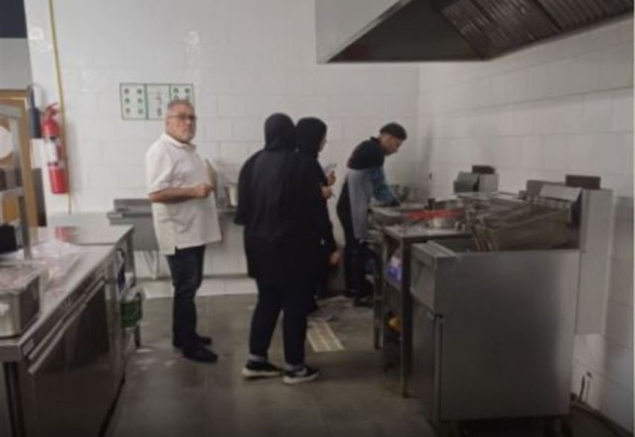 ضبط محل للشاورما مخالف للمواصفات في صيدا ضبط محل للشاورما مخالف للمواصفات في صيدا