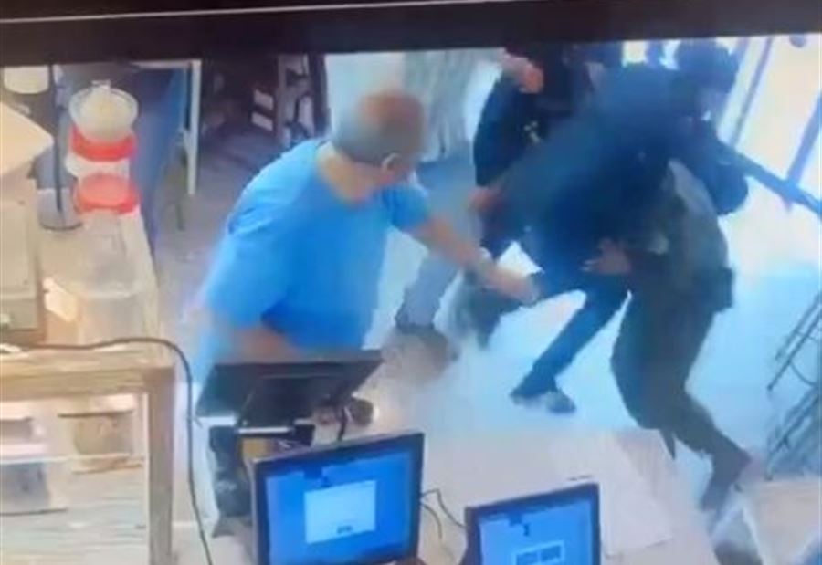 لحظة طعن فلسطيني لضابط بالجيش الإسرائيلي (فيديو) لحظة طعن فلسطيني لضابط بالجيش الإسرائيلي (فيديو)