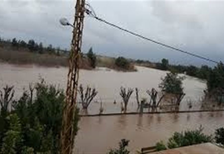 فيضان النهر الكبير شمالاً... ومحاصرة عائلات فيضان النهر الكبير شمالاً... ومحاصرة عائلات