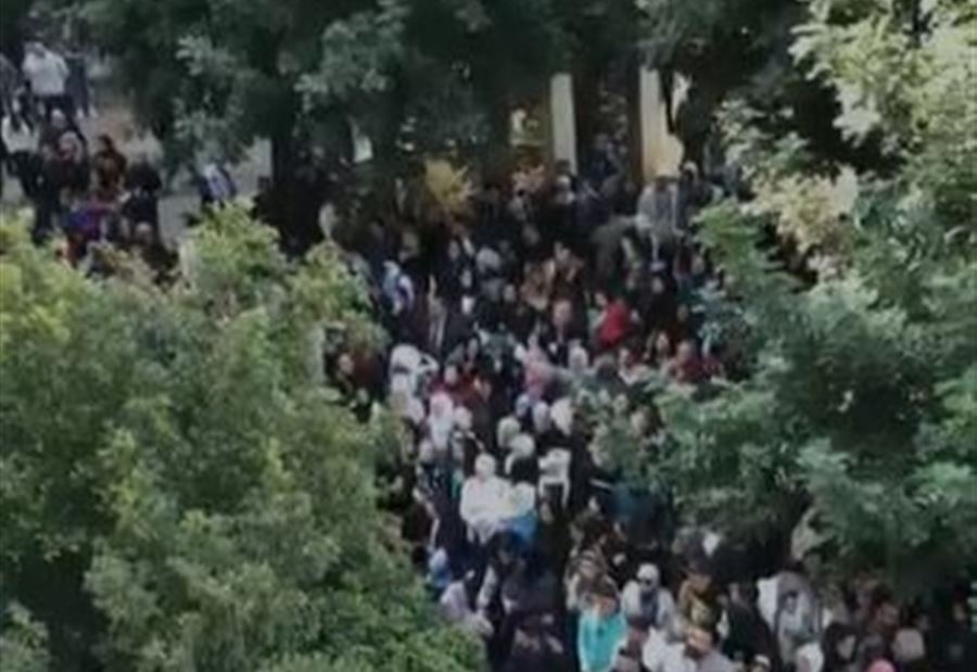 "هيدا البيت رح يضل مفتوح"... حشود شعبية داعمة للحريري (فيديو)