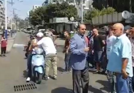 بالصورة: اعتصام في باب التبانة احتجاجاً على انقطاع المياه 