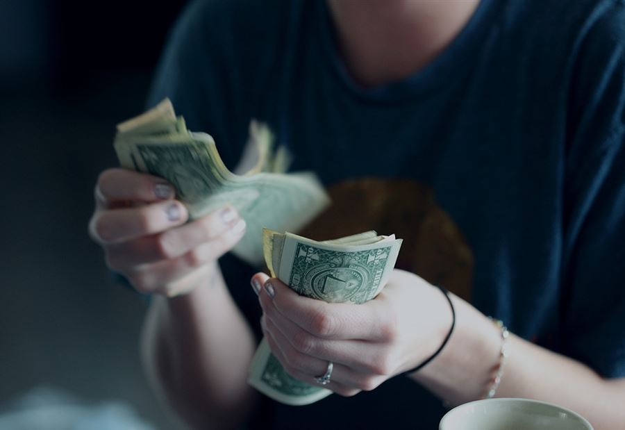 إنخفاض سعر الدولار في السوق السوداء