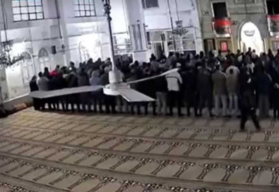 بالفيديو: اللحظات الأولى للزلزال من داخل مسجد في سوريا