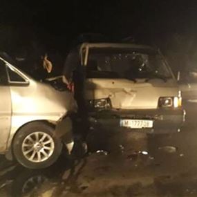 بالصورة: 3 جرحى بحادث سير على طريق عام عرقا