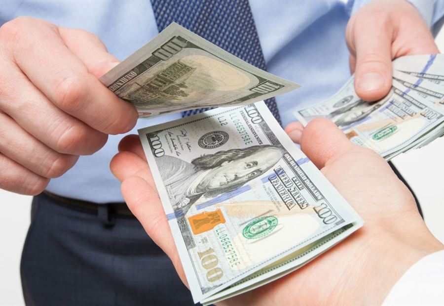 وزير يصرف من جيبه وزير يصرف من جيبه