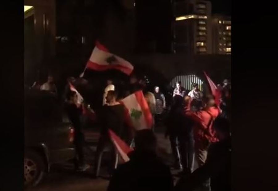بالفيديو: تظاهرة أمام منزل سمير الخطيب!
